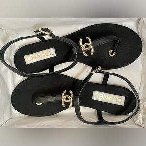 ♥️SOLD♥️ CHANEL 23C black leather thong sandals shoes w/ gold CC logo full set.